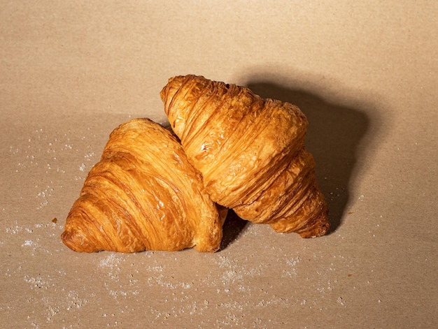 Twee Franse bladerdeeg croissants samenstelling van ambachtelijke bakkerij