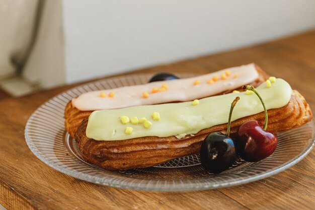 Twee Franse eclair cakes in een plaat