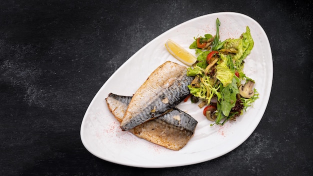 Twee gebakken makreelfilets op een bord