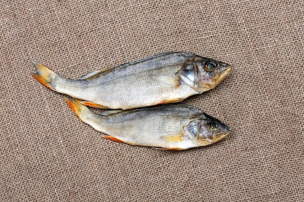 Twee gedroogde vissen op de jute close-up Hallo resolutie foto