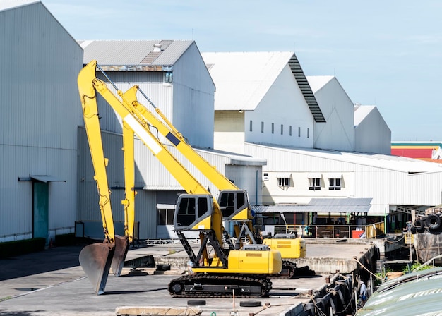 Twee gele backhoe op dok