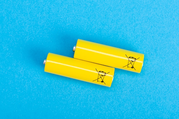 Twee gele batterijen op blauw
