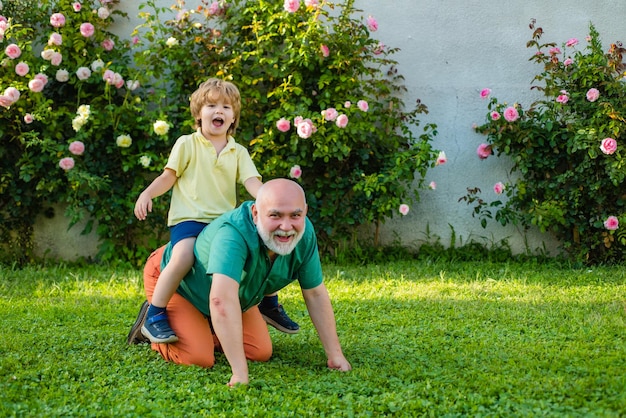 Twee generatie weekend samen kind met vader droomt in de zomer in de natuur vader met zoon in par...