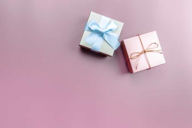 Twee geschenkdoos op roze achtergrond voor speciale dag