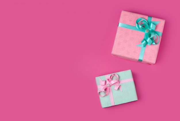 Twee geschenkdozen op roze achtergrond