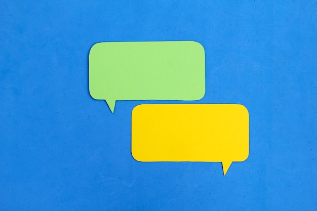 twee gespreksballonnen met een blauwe achtergrond of een geïsoleerd achtergrondvoorbeeld voor schrijfruimte