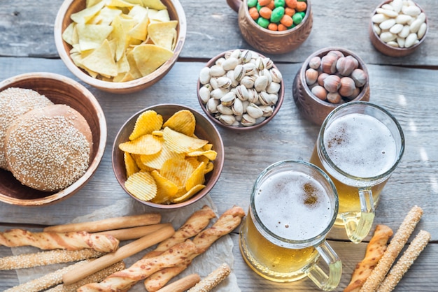 Twee glazen bier met voorgerechten