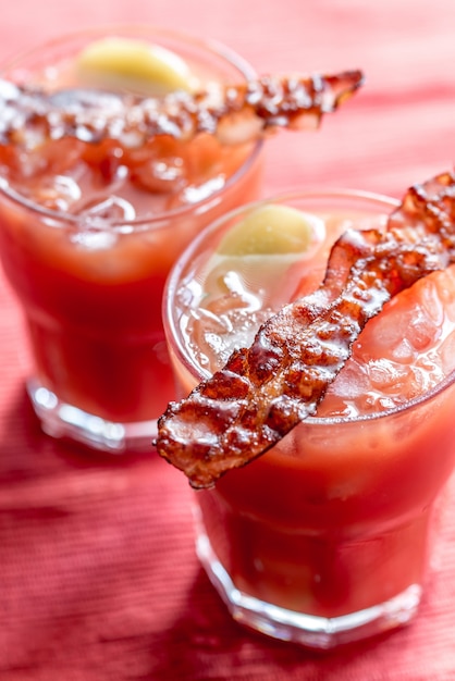 Twee glazen Bloody Mary met spekreepjes