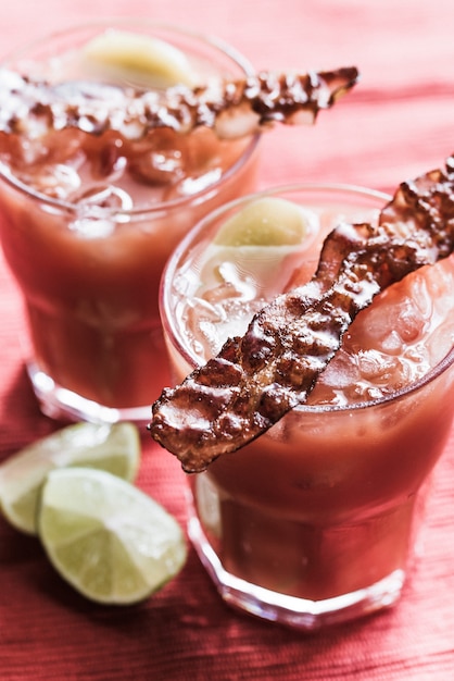 Twee glazen Bloody Mary met spekreepjes