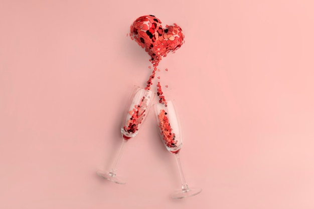 Twee glazen champagne een minimalistisch roze concept rond het thema liefde een Valentijnsdag vakantie of ...