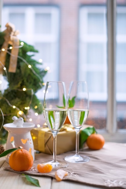 twee glazen champagne, fruit op de tafel bij het raam