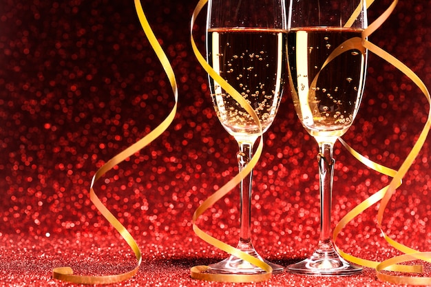 Twee glazen champagne klaar voor de kerstviering