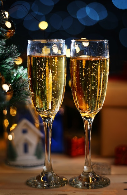 Twee glazen champagne naast kerstboom