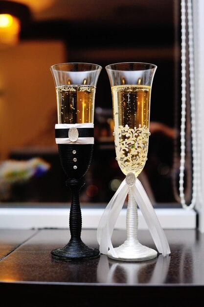 Twee glazen champagne op de tafel
