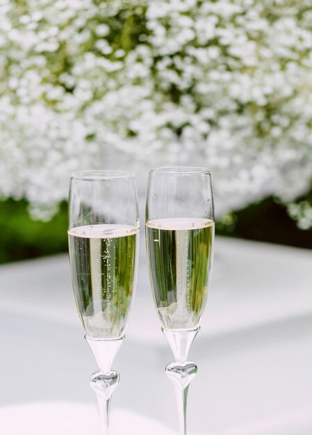 Twee glazen champagne op de tafel