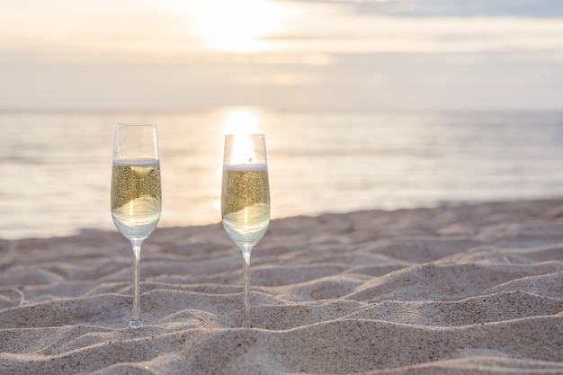 twee glazen champagne op het strand