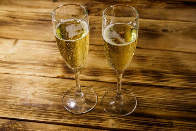 Twee glazen champagne op houten tafel