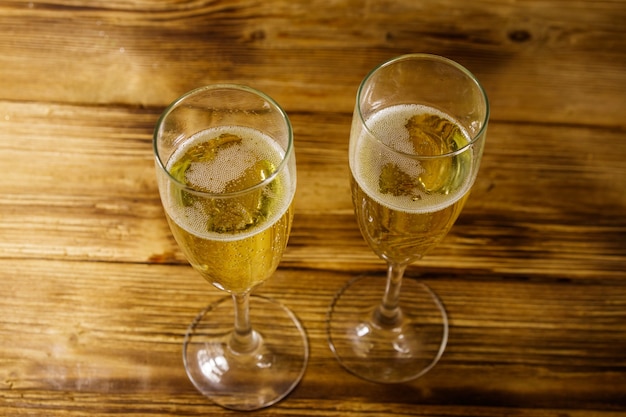 Twee glazen champagne op houten tafel