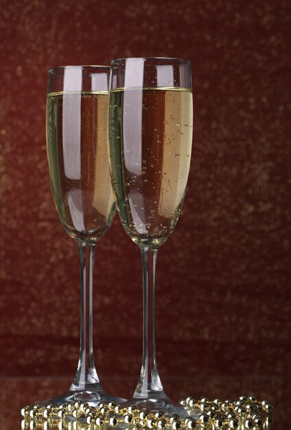 Foto twee glazen champagne op lichte achtergrond met verlichting