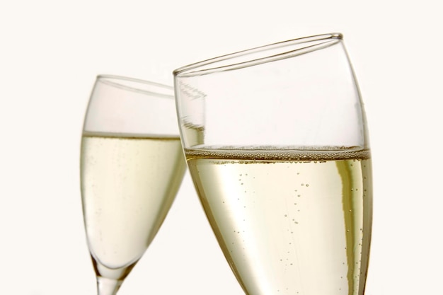twee glazen champagne op witte achtergrond