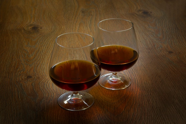 Twee glazen cognac op houten tafel