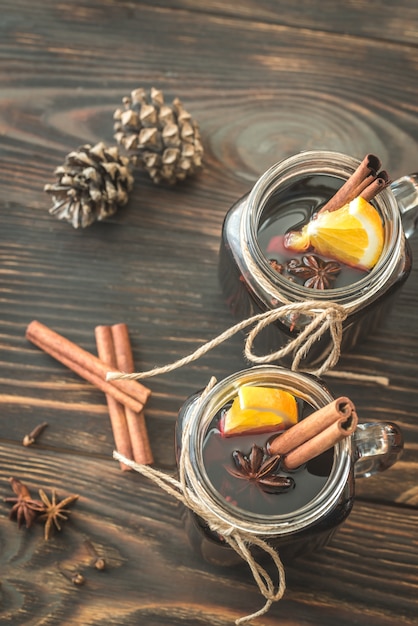 Twee glazen glühwein op de houten tafel