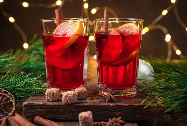 Twee glazen glühwein op een feestelijke achtergrond. Het concept van Kerstmis en Nieuwjaar. Selectieve aandacht.