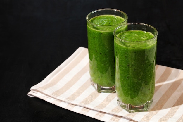 Twee glazen groene smoothies een gezonde drank van groenten en fruit