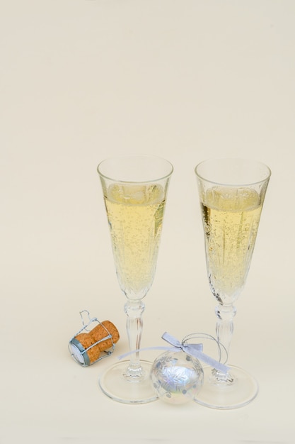 Twee glazen kerstchampagne met bubbels