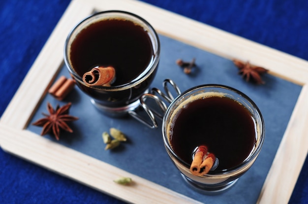 Twee glazen koffie met kruiden en canella