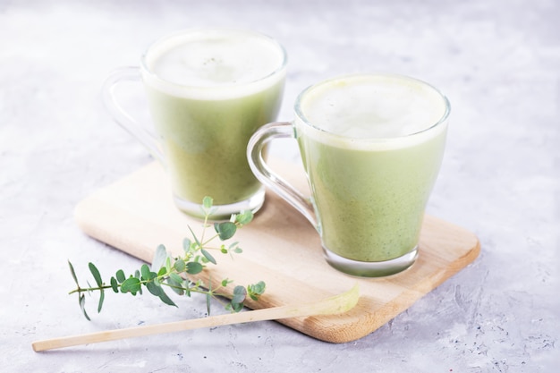 Twee glazen kopjes verse matcha latte