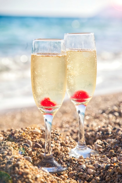 Twee glazen koude champagne op het strand. Zomer concept