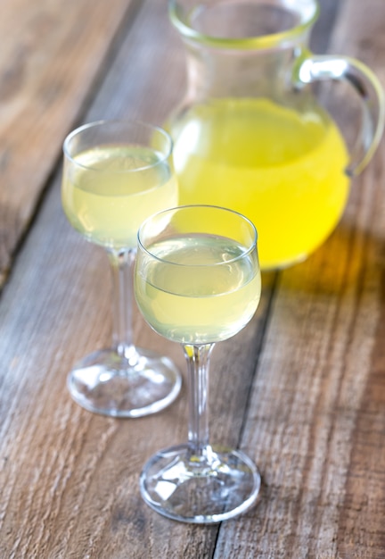 Twee glazen limoncello