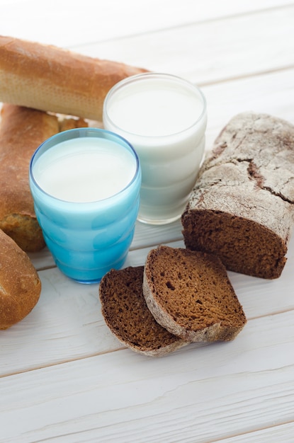 Twee glazen melk met brood