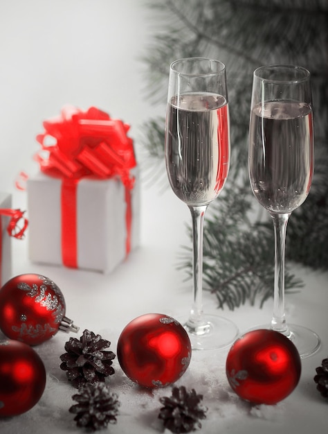 Twee glazen met champagne en kerstcadeaus met kerst