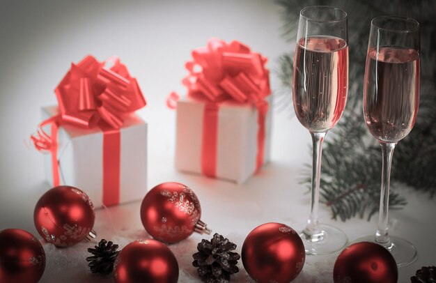 Twee glazen met champagne en kerstcadeaus met kerst