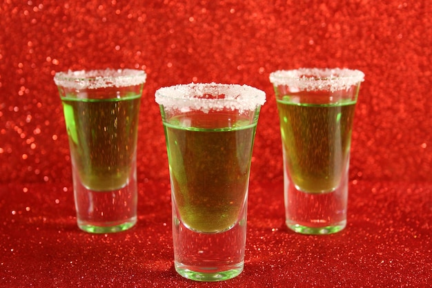 Twee glazen met een groene cocktail