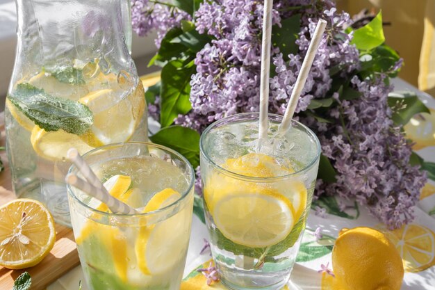 Twee glazen met ijskoude limonade