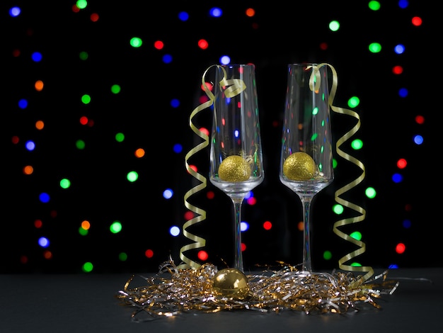 Twee glazen met kerstversiering. Gelukkig nieuwjaar