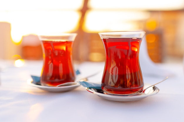 Twee glazen met Turkse thee op witte tafel