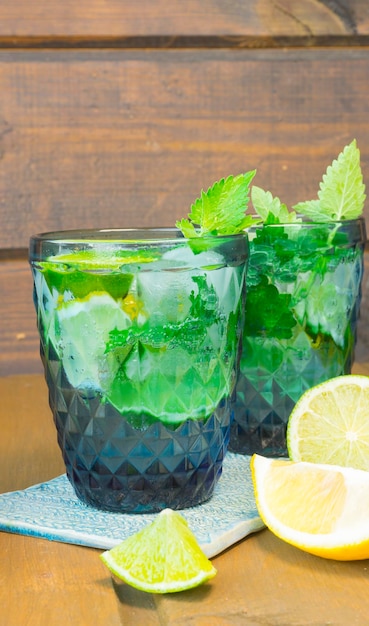 Twee glazen met verfrissende limonade op tafel