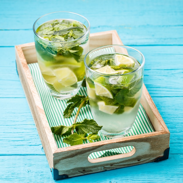 Twee glazen mojito in houten doos met munt