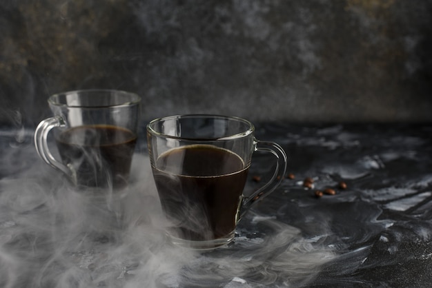 Twee glazen mokken zwarte vers gezette koffie