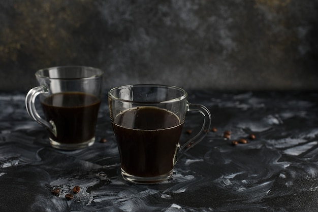 Twee glazen mokken zwarte vers gezette koffie