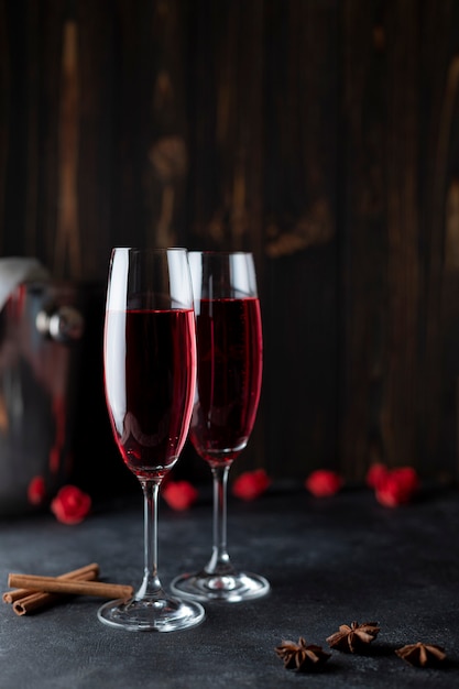 Twee glazen rode champagne, op een donkere achtergrond. aanwezig voor vrouwen. vakantie voor vrouwen.