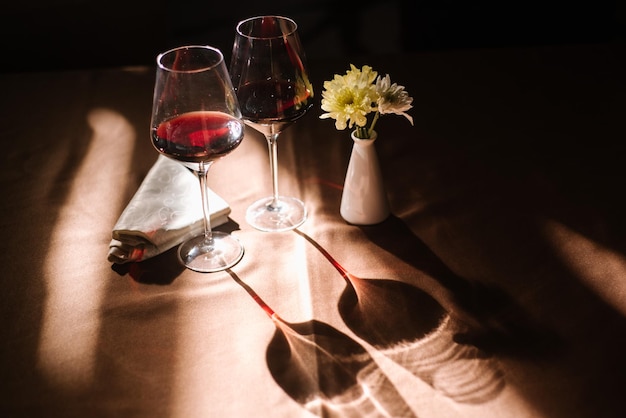 Twee glazen rode wijn op tafel