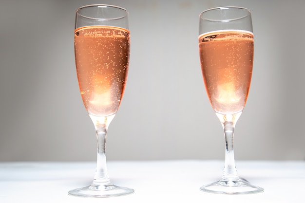 Twee glazen roze champagne op tafel