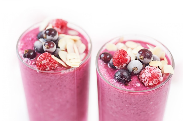 Twee glazen roze smoothies