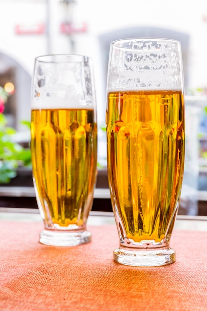 Twee glazen vers bier op tafel in de pub. Drankenteller in nachtclub of restaurant
