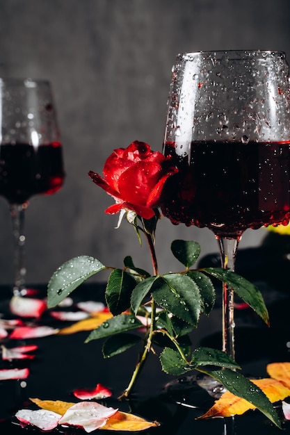 twee glazen wijn in de regen, een date in de herfst